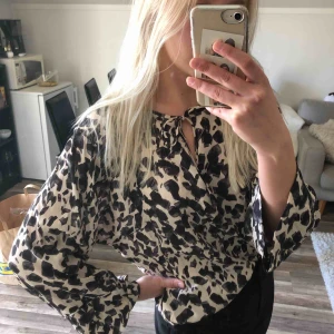 - Blus med lyxig känsla, jättefin och bekväm kvalité! Perfekt skick 💛 50 kr frakt