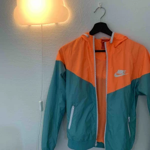  - Asball retro Nike windbreaker jacka som jag köpte second hand, älskar den men är tyvärr för liten för mig och har därför aldrig använt den. 🥺❤️  Köparen står för frakt! - 40 kr 🥰