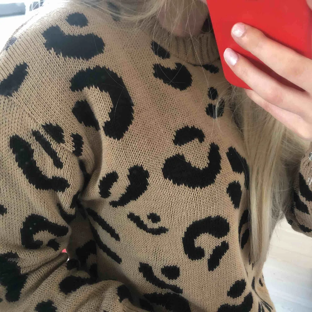 Boohoo stickad leopard tröja, aldrig använd. Köparen står för frakten ❤️. Hoodies.