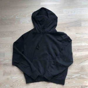  - Svart hoodie.  mjuk och skön i materialet. Väldigt sparsamt använd då den är för liten för mig😊💕 