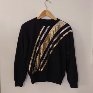 Sweatshirt - Tröja med guld- och silverdetaljer ✨ Ingen etikett men uppskattar den till en storlek XS-S. Mötes upp på Södermalm annars tillkommer frakt på 44 kronor. 