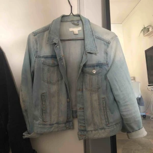  - En fin jeansjacka från H&M. Finns inte kvar i sortimentet längre så passa på nu till våren!! Står storlek 42 i jackan men skulle säg att de är en 36. Nypris: 249:- ⚡️⚡️