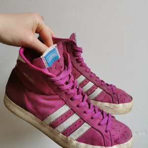 Adidas rosa sneakers - Pre-loved rosa och vita Adidas Basket Profi i storlek 38 2/3. Lite slitna/smutsiga utanpå men i fint skick i hälen/övrigt. 💗