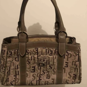  - Liten/mellanstor brun/beige väska💗 