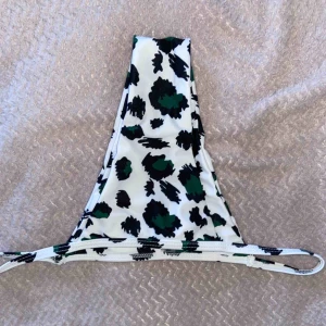  - Men vit bikinitrosa med svarta och gröna detaljer, matchar med mycket, den är dock aldrig använd då den inte passade på mig.