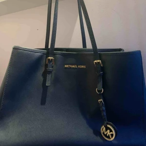 Micheal kors väska mörkblå  - En mörkblå jättesnygg Micheal kors väska! Inte använd all mkt, 2-3 gånger. Passar till allt, sjukt rymlig och många små fack. Äkta väska, två axelremsband. Köpt för 2500kr men nu mkt billigare!! Möts gärna upp i sthlm💕
