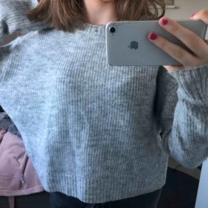  - Så fin grå ribbad tröja💜 Jättemysig och i bra skick eftersom den bara använts någon gång💜💜  Kan mötas upp i sthlm annars tillkommer frakt, pris kan diskuteras💜💜