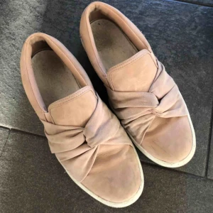  - Skor använda en vår, köpta från skopunkten med märket ”alley”. Storlek 39 i en fin ljusrosa och vårig färg💕