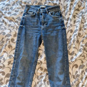  - Ljusblåa jeans, inte skinny modell men ändå inte pösiga så de är lite tajta fortfarande. De här byxorna är stretchiga och supersköna, de köptes i höstas och är använda ett fåtal gånger. Nypris 400kr