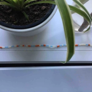  - En jättefin fotlänk i härliga färger! När ni köper hos oss får ni inte bara ett jättefint smycke utan också en hemgjord ask med våra handmålade motiv, som man kan spara till andra saker! Passa på att unna er något extra nu i dessa tider! 💘💕😎✌️🎨🥳