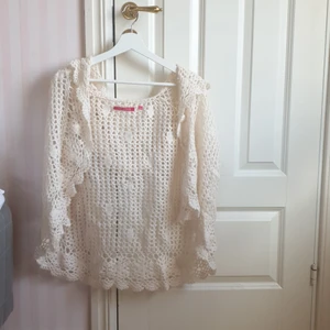 Ärmlös kofta från Indiska - Superfin virkad kofta från Indiska utan ärmar. Luva baktill. 3 knappar framtill. Hör av dig vid intresse eller om du har några frågor🌻💕 Skriv privat om du vill ha bilder hur den ser ut på