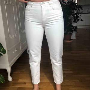 Vita jeans perfekta till vår och sommar. Köpta på Gina Tricot för 499 kr. Använda bara en gång. Jag är 170 cm lång. Köpare står för frakt