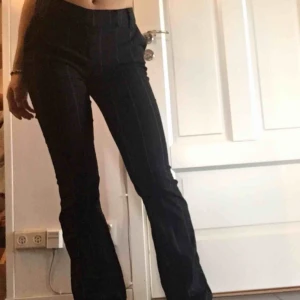  - Riktigt sköna och stretchiga randiga kostymbyxor. (Jag är ca 165 cm lång). 