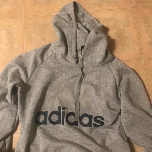 - Superskön adidashoodie, vet inte vad storleken är men skulle gissa på s/m, kommer dock inte till användning