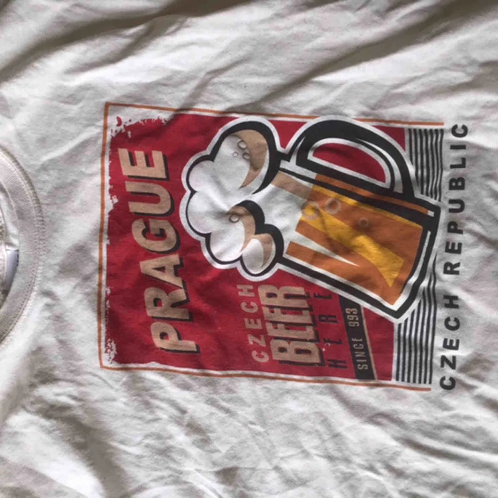 Vintage t-shirt med motivet Prague Beer. Bra skick, aningen urtvättad men skicket syns rättvist på bilderna! Frakt ingår i priset!. T-shirts.