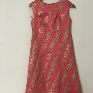 60tals klänning - Fint skick, chockrosa med guldstråk, fållen lös