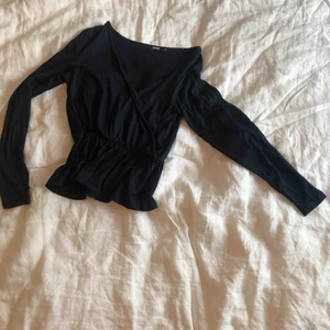  - Blå tröja som går omlott. Passar perfekt vid större byst, annars funkar en säkerhetsnål i det tunna tyget. 