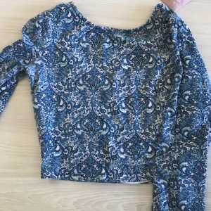 New Yorker topp xxs - Blåmönstrad topp från New Yorker