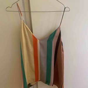  - Säljer mitt oanvända linne från zara. Frakt tillkommer.Säljer då det va lite för stort för mig 