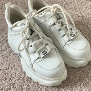 Buffalo skor, str 38 - Äkta Buffalo london skor, vita! Orginal kartong finns kvar! Änvända fåtal gånger.. köpta för ca 1800kr  Skriv för frågor! Pris kan diskuteras, 850 vid direkt köp! Kan tänka mig byta till ett par svarta om dom e i bra skick!