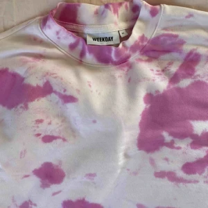  - College tröja från weekday med batikfärg! Sparsamt använd😊 frakt läggs till