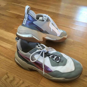 Puma Thunder Electric - Puma Thunder Electric i färgen lilac. Lite smutsiga men annars inget slitage, gott skick! Säljer pga brist på användning. Strlk 38.5.