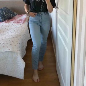 - Ett par ljustvättade jeans från BDG Urban Outfitters. Modellen heter ”Mom high Rise” och är väldigt högmidjad. Därav passar en W24 mig för att den slutar så högt upp, annars brukar jag ha W26. I bra skick. 