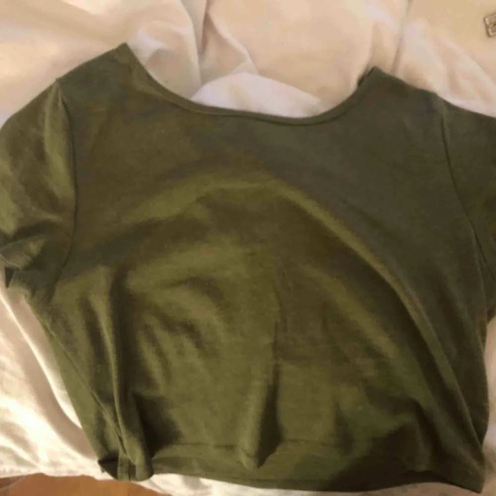 Militär grön crop top från H&M i storlek M. Passar mig som pendlar mellan M-L. . T-shirts.