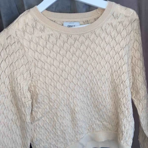  - Beige stickad tröja som är köpt i höstas, använd ett fåtal gånger men väljer nu att sälja den då den inte används. Den är i superfint skick och superfin modell på den.