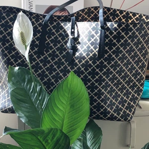 Stilren By Malene Birger väska!  - Skitsnygg väska från by Malene Birger. I butikerna säljs denna för ca 2.600 nu, köptes för ca 2 år sen på By Malene Birgers butik på NK i Stockholm. Handtagen är av läder men lite slitna, dock klarar väskan av flera kg! Kan gå ner i pris vid snabb affär!