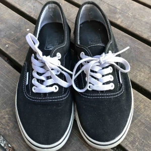  - Svarta simpla vans, passar till allt! Kan mötas upp i Västerås eller Uppsala!✌🏼🧡