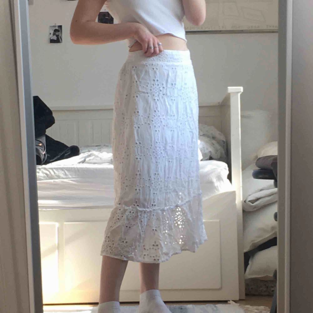vit lång kjol i typ spetstyg, anv | Plick Second Hand