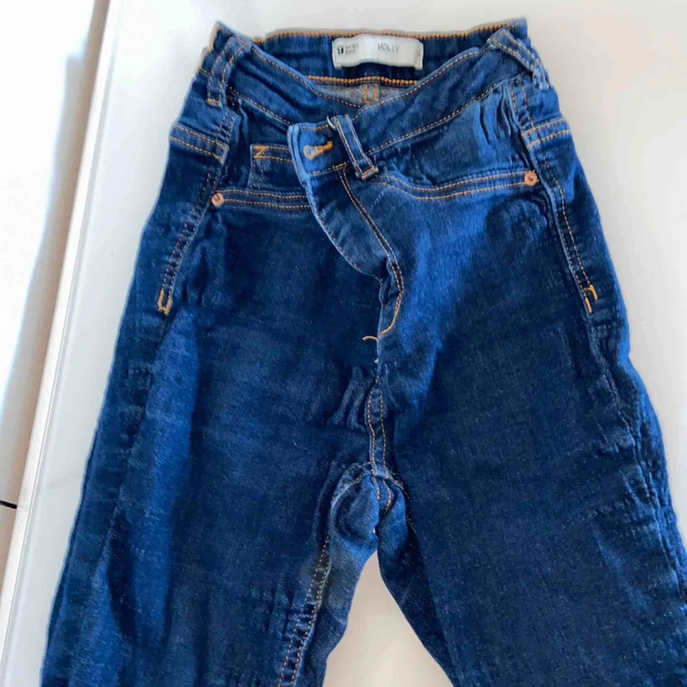 Mörkblå jeans med gulddetaljer. Använda mycket och stretchiga, fint skick men säljer de för de e för små;). Jeans & Byxor.
