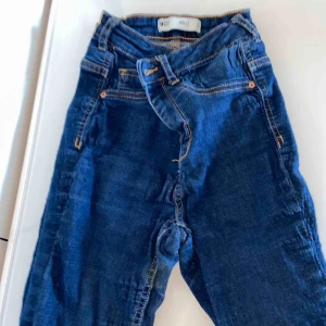  - Mörkblå jeans med gulddetaljer. Använda mycket och stretchiga, fint skick men säljer de för de e för små;)