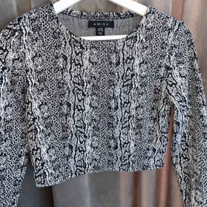  - Ormmönstrad tröja i nyskick då den aldrig använts. Superfin när man ska klä upp sig. Magtröja.