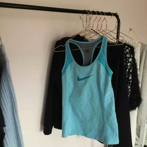  - Nike träningslinne. Sitter som en S☺️ lite 90’s stil, fin blå färg