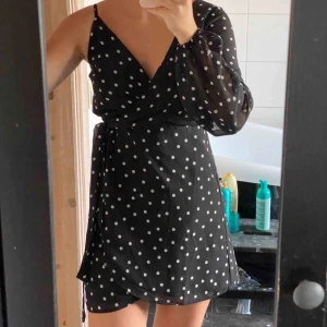  - Helt slutsåld klänning från linnahlborgxnakd, skick 9/10 då den knappt är använd 