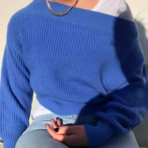  - Blå lite lätt stickad of-shoulder tröja! Fin kvalite och snygg modell. Tröjan säljs i storlek S 