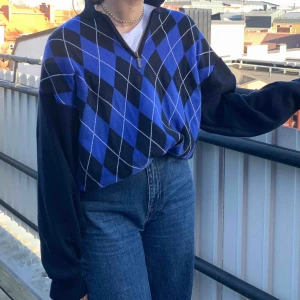  - Säljer ännu en av mina favorittröjor! Väldigt trendigt rutigt mönster 🖤 150kr + spårbar frakt som gäller eller högsta bud 💙