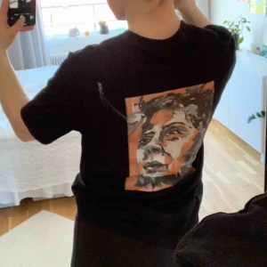  - Helt ny T-shirt med unikt tryck. Det var en prototyp till vårt UF-företag. Storlek M men sitter oversize på mig som vanligtvis har S. Fri frakt