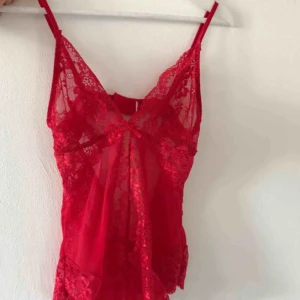  - 199kr inklusive frakt!!💕☺️ Världens finaste röda spetsbody i storlek S. Superfina detaljer och aldrig använd, endast testad. Perfekt till sommaren och fest!