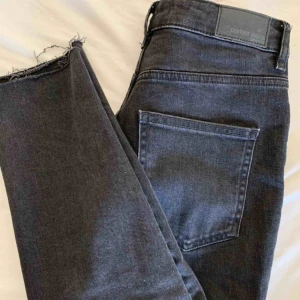  - superfina högmidjade momjeans från gina tricot som är köpta här på plick. tyvärr väljer jag att sälja de eftersom jag redan har ett par liknande byxor! hör av dig om du skulle vilja ha fler bilder! ☺️