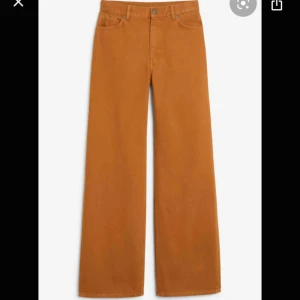  - monki Jeans i modellen Yoko säljes! Endast använda 2 gånger. BUDA! Om någon budar högre än dig under 24 h går budgivningen vidare😊 Jag står inte för frakten!