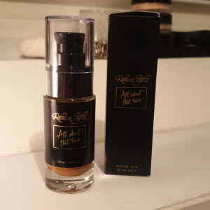 All about that base  - En foundation från märket "Rebecca Stella". Passar en med medium/mörk hudton med varm underton. Endast testad!