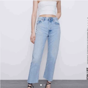  - Säljer dessa jeans i BLÅTT i storlek 32/34 från zara, aldrig använda. Skulle säga att de är en stor 32a men liten 34a