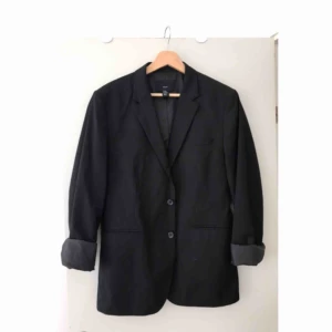  - Så snygg oversized kavaj! Köpt secondhand, stl 50 herr. Men passar S-L beroende på hur du vill att den ska sitta. Frakt 63kr (skicka lätt postnord)