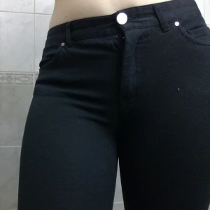 Svarta byxor - Byxor i stretch material. Bootcut men inte allt för mycket. Säljer för att de är för korta på mig. Använda men ändå i bra skick skulle jag säga! [Köparen står för frakt.] Endast Swish betalning