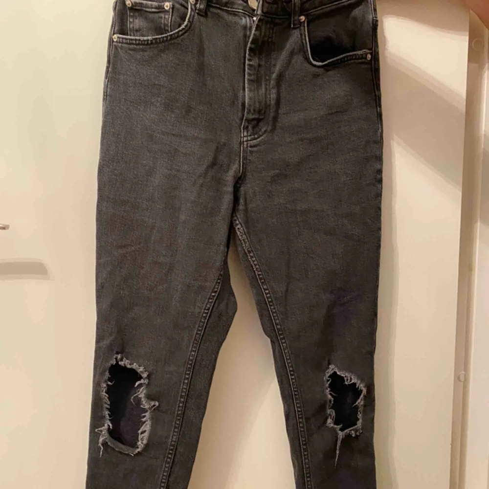 Mom jeans från Gina tricot. Modellen ”leah”. Står att det är storlek 40 men passar snarare 36. . Jeans & Byxor.