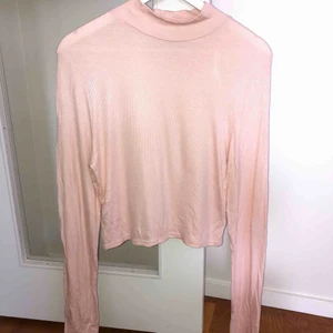  - Superfin (kort) topp i ljusrosa färg. Inköpt från Missguided. Oanvänd. Ev frakt 39kr🌸