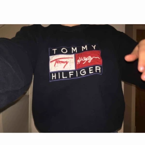 - Vintage Tommy Hilfiger tröja i storlek M! Men passar mig som är storlek S!! 